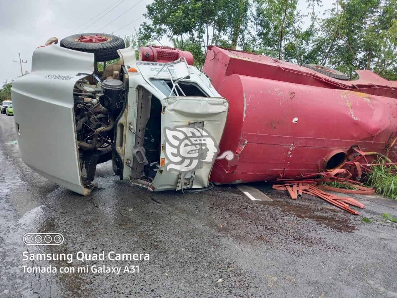 Vuelca pipa en tramo Nanchital-Las Choapas; conductor iba a exceso de velocidad