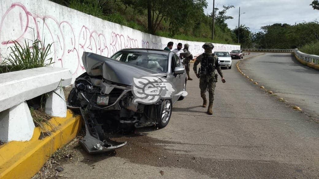 Auto se impacta contra muro de puente en Coatzacoalcos