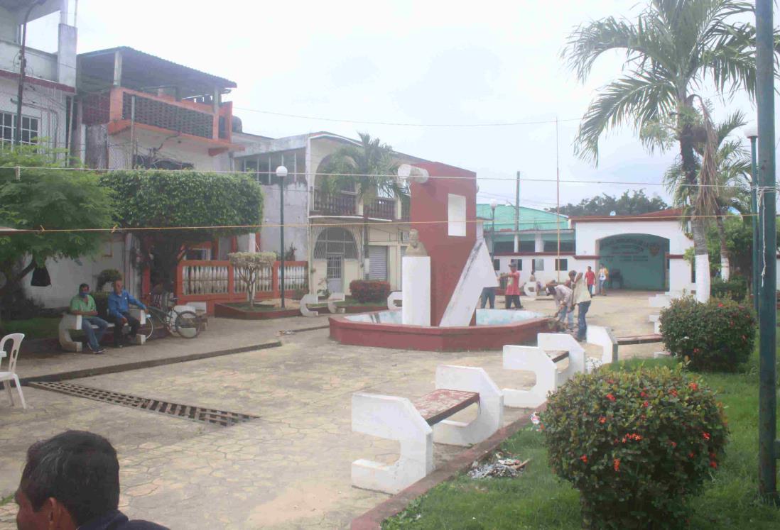 Demuelen insalubre fuente de parque en Agua Dulce