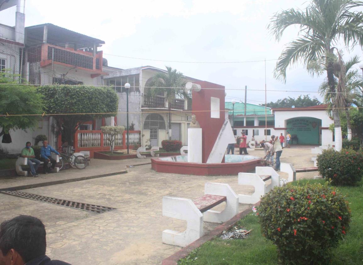 Demuelen insalubre fuente de parque en Agua Dulce