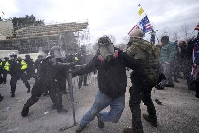 Desalojan edificios del Congreso por protestas de seguidores de Trump