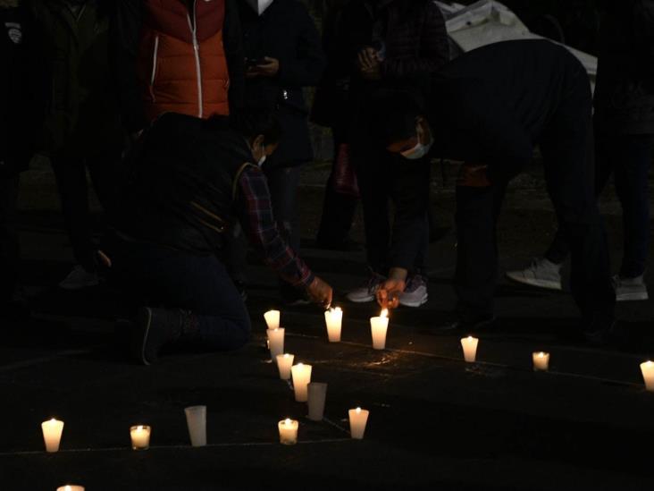 Con veladoras y en silencio recuerdan a Samara en Xalapa