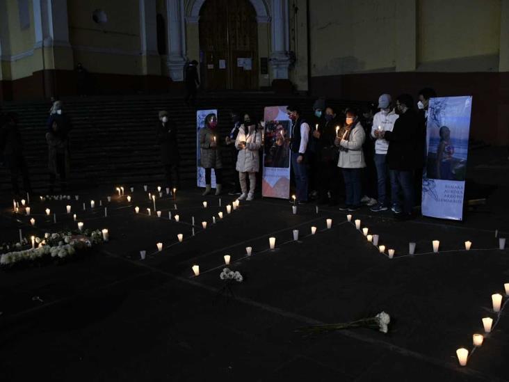 Con veladoras y en silencio recuerdan a Samara en Xalapa