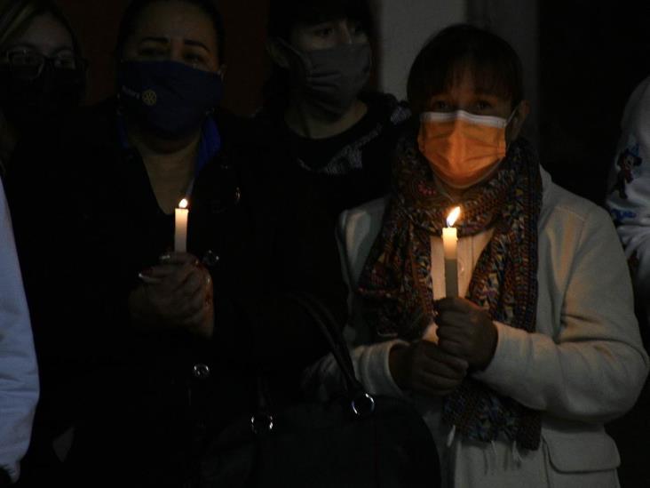 Con veladoras y en silencio recuerdan a Samara en Xalapa