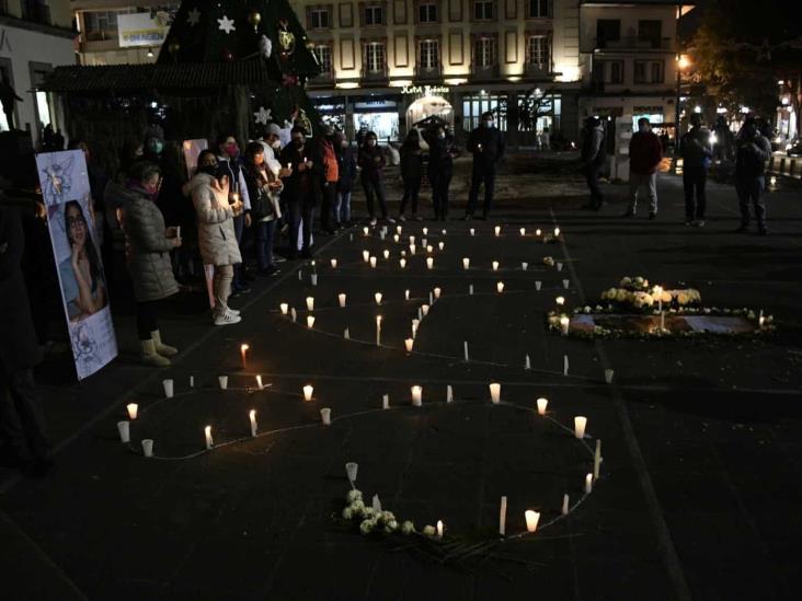 Con veladoras y en silencio recuerdan a Samara en Xalapa