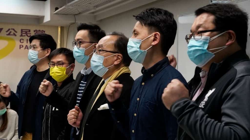 Policía de Hong Kong detiene a más de 50 exlegisladores y activistas