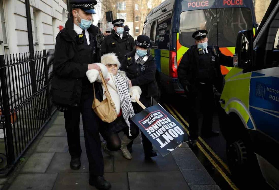 Jueza niega libertad bajo fianza a Assange ante riesgo de evasión