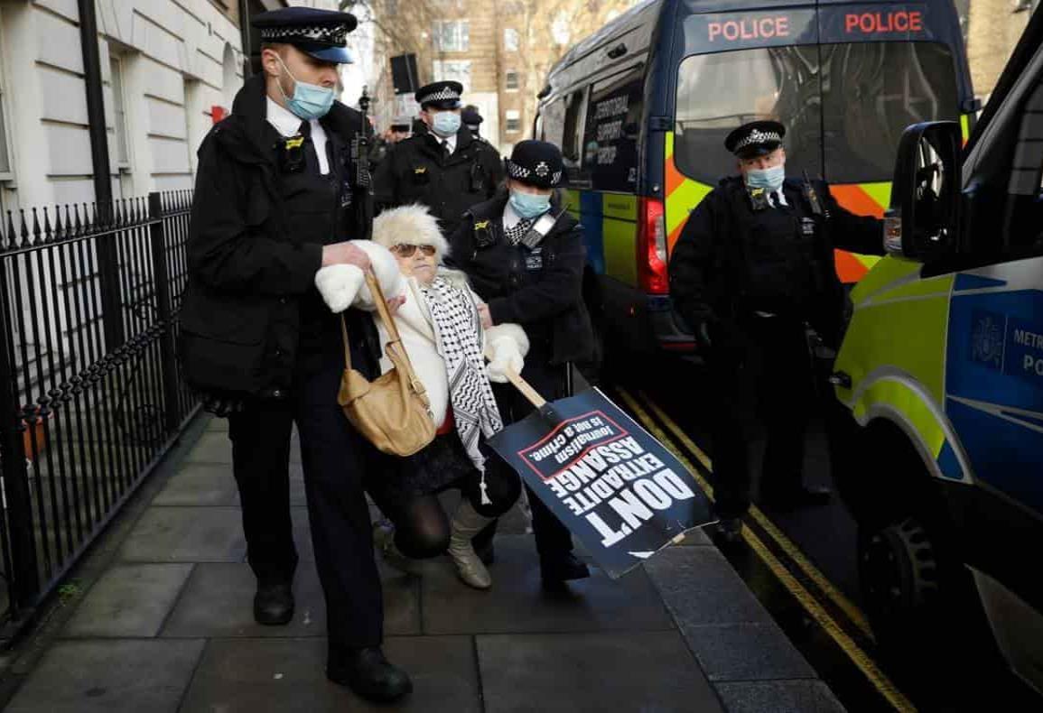 Jueza niega libertad bajo fianza a Assange ante riesgo de evasión