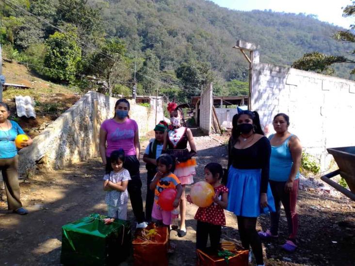 Fieles católicos reparten juguetes en Río Blanco