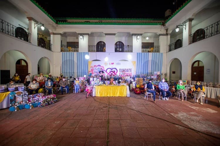 Rosalba y Cuitláhuac. Vanguardistas reyes magos cumplen deseos de niños acayuqueños