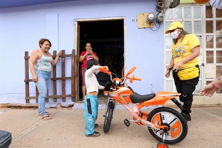 Rosalba y Cuitláhuac. Vanguardistas reyes magos cumplen deseos de niños acayuqueños