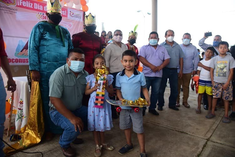 Rolando Sinforoso lleva juguetes y regalos de barrio en barrio