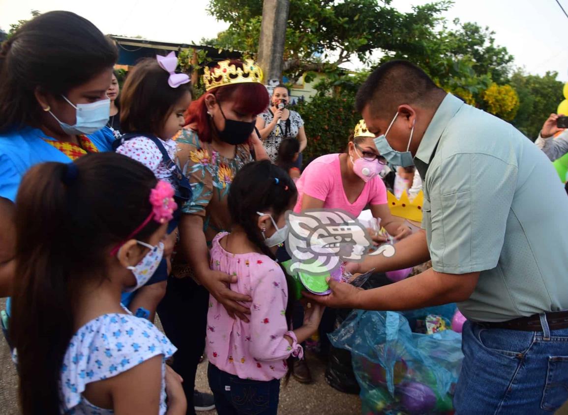 Rolando Sinforoso lleva juguetes y regalos de barrio en barrio