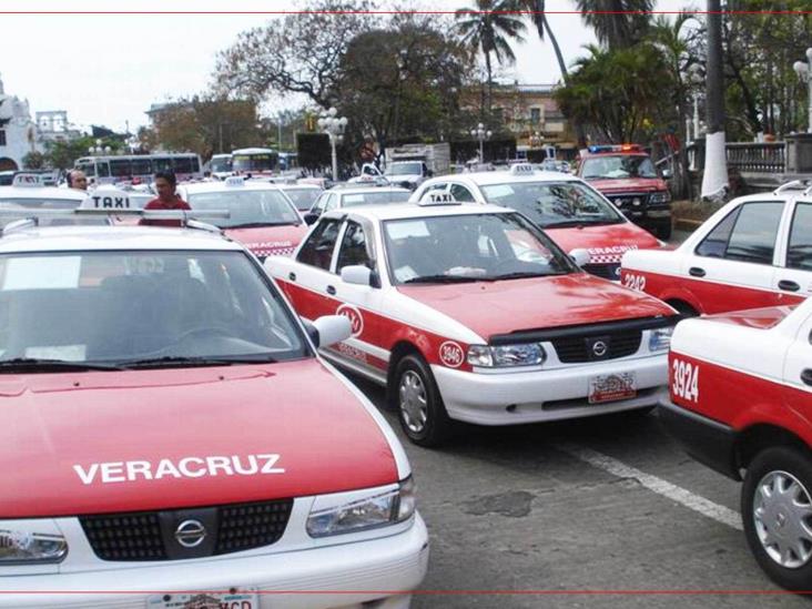 Taxistas, sector vulnerable; deben recibir vacunas contra COVID-19