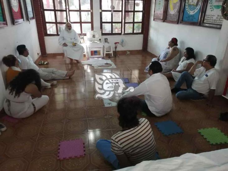 Gurú de la pandemia realiza ceremonias cósmicas en Nanchital