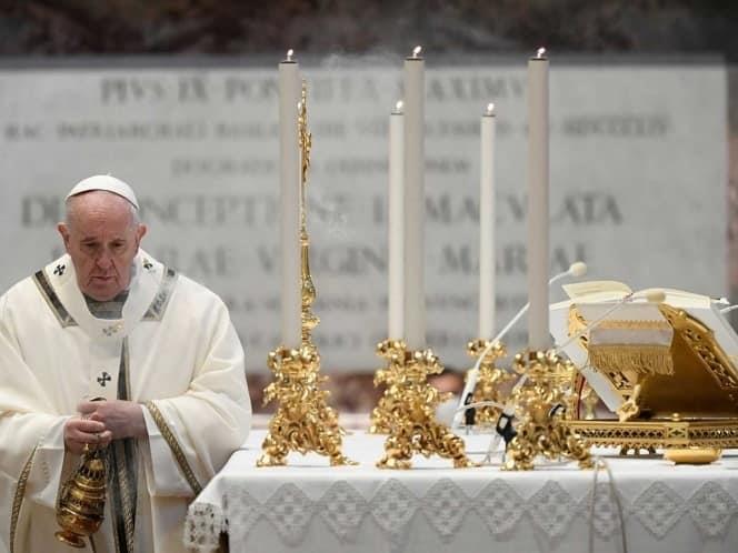 El Papa autoriza que mujeres sean acólitas y lean en el altar