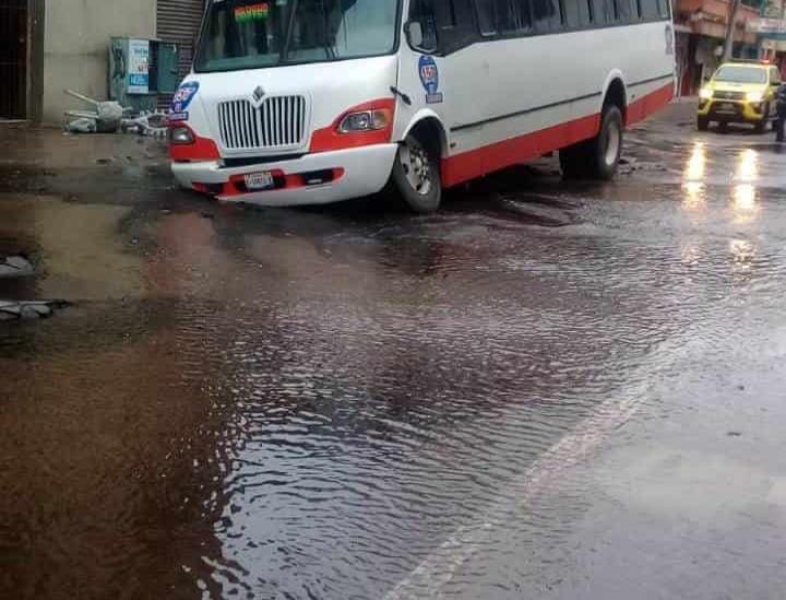 Urbano cae a socavón en calles de Veracruz