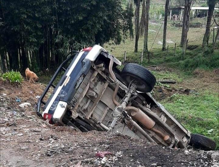 Volcadura de patrulla de Coscomatepec deja 2 oficiales lesionados