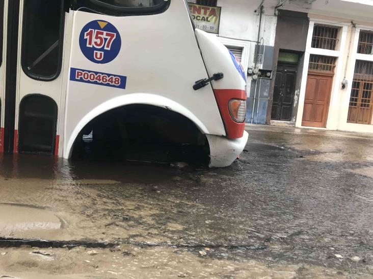 Urbano cae a socavón en calles de Veracruz