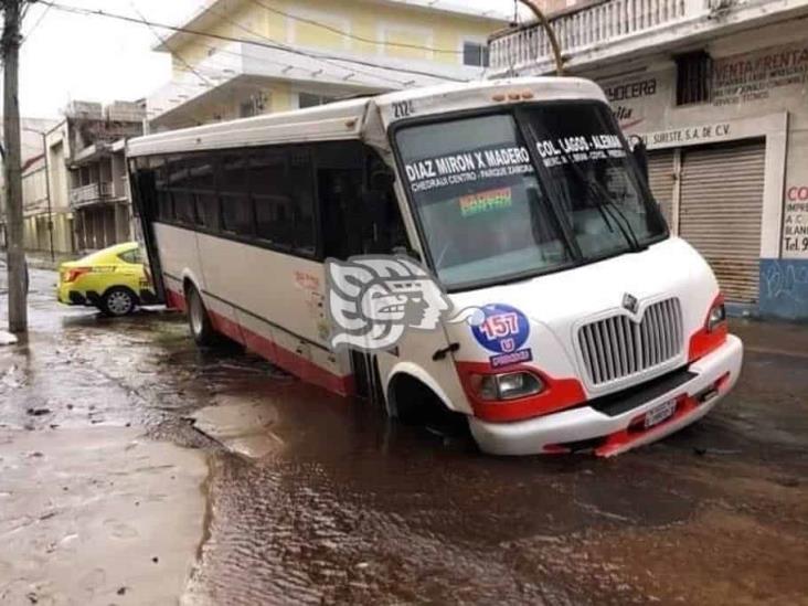 Urbano cae a socavón en calles de Veracruz