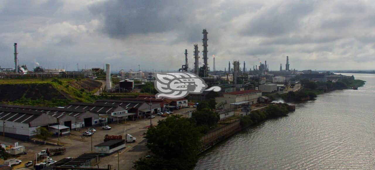Piden que desbloqueen plazas para la operación de las refinerías
