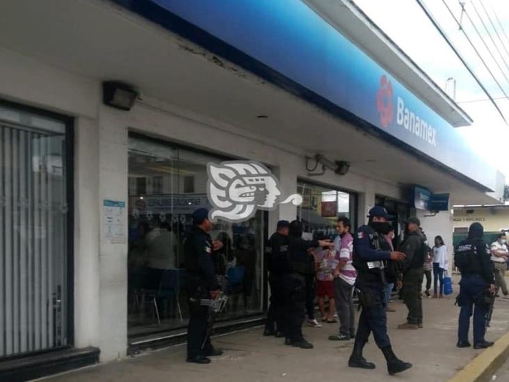 Hombre armado asalta a empleados de minisúper en Jáltipan
