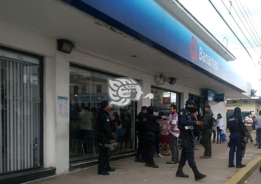 Hombre armado asalta a empleados de minisúper en Jáltipan