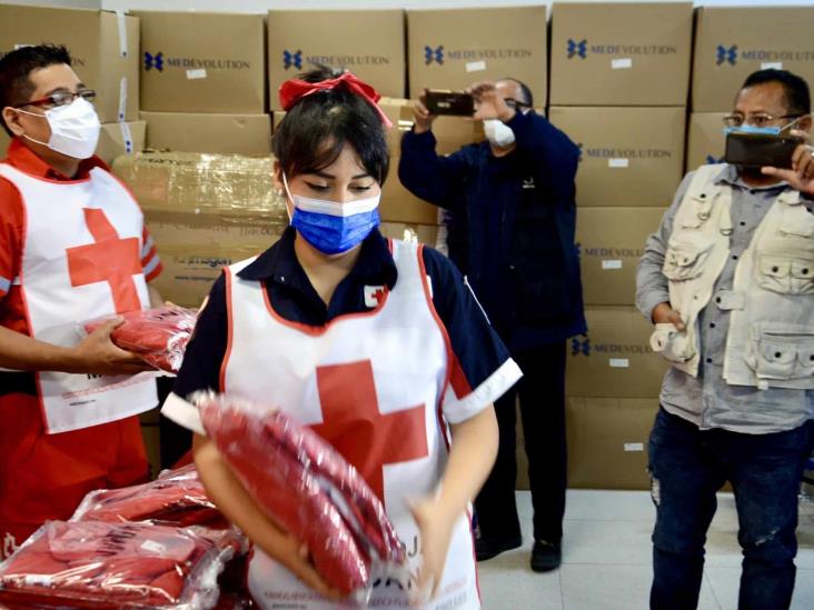 Presenta Cruz Roja nuevos uniformes para personal de emergencias