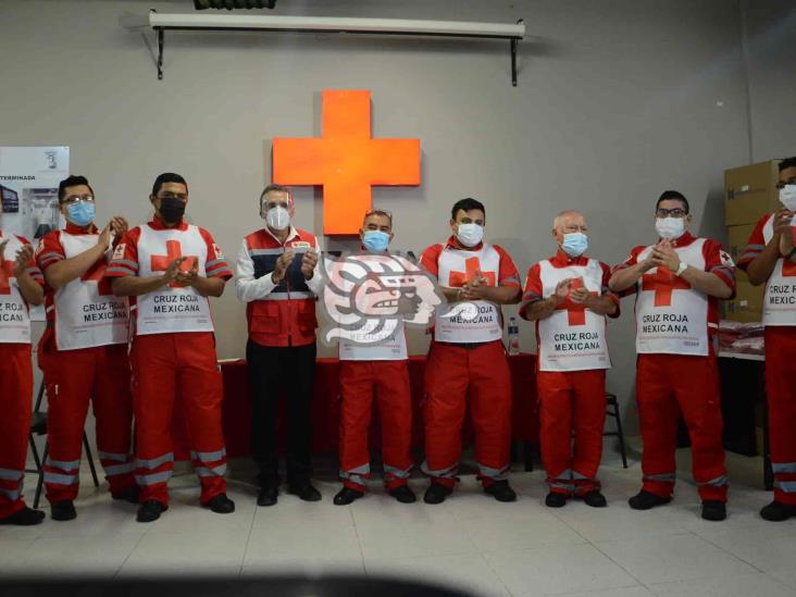 Presenta Cruz Roja nuevos uniformes para personal de emergencias