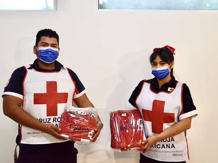 Presenta Cruz Roja nuevos uniformes para personal de emergencias