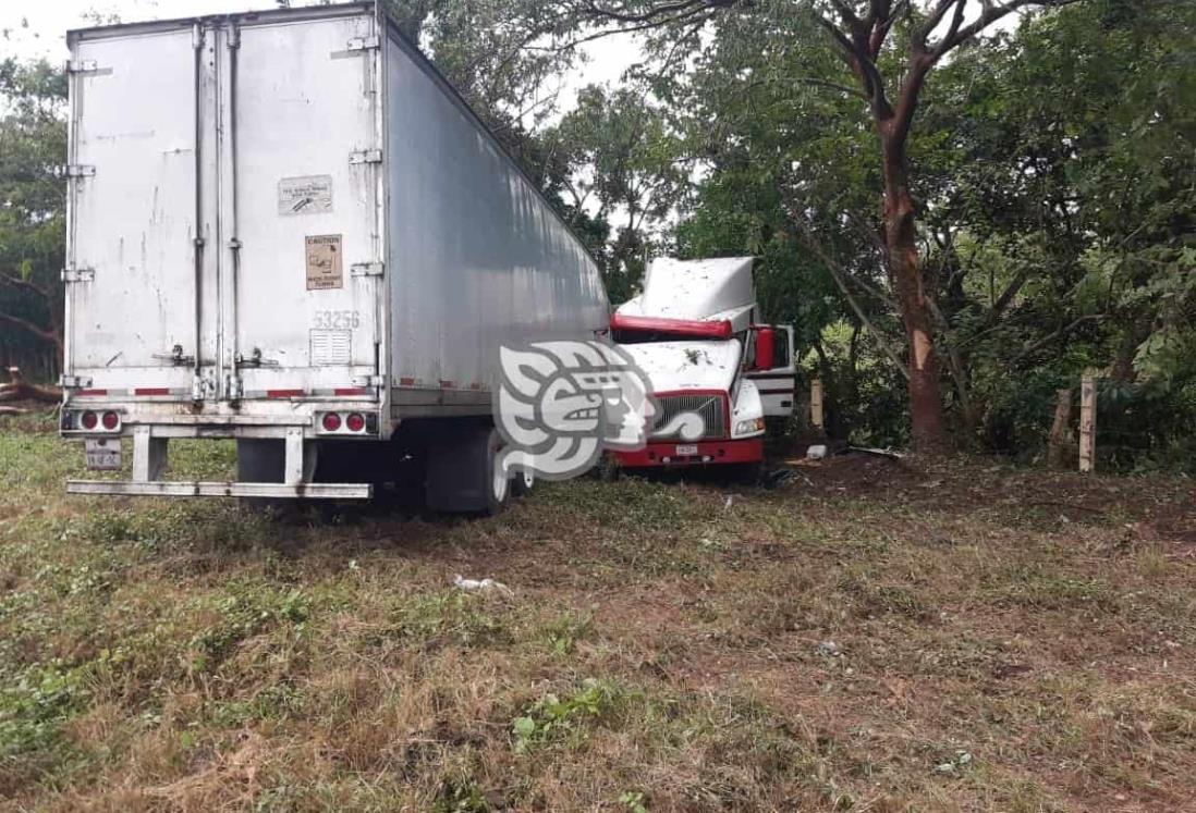 Tractocamión impacta árbol y cerco de rancho en autopista Cosoleacaque-Acayucan