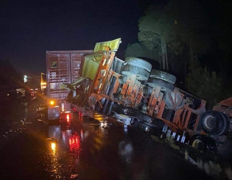 En Perote, tráiler se vuelca ante falta de visibilidad por la neblina