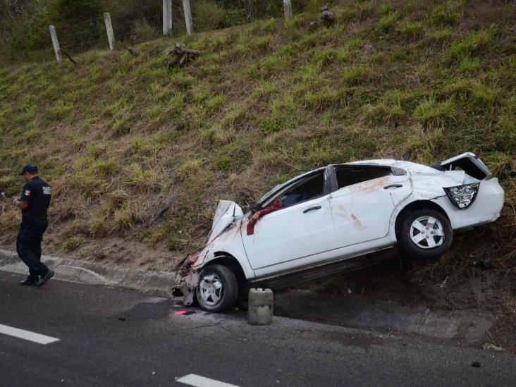 Vuelcan y pierden la vida dos jóvenes en carretera Veracruz-Cardel