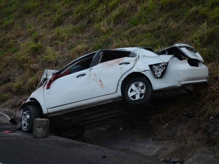 Vuelcan y pierden la vida dos jóvenes en carretera Veracruz-Cardel