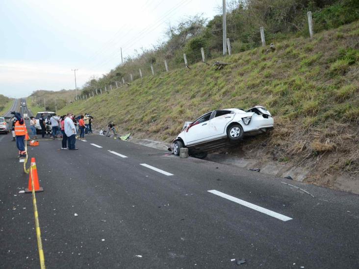 Vuelcan y pierden la vida dos jóvenes en carretera Veracruz-Cardel