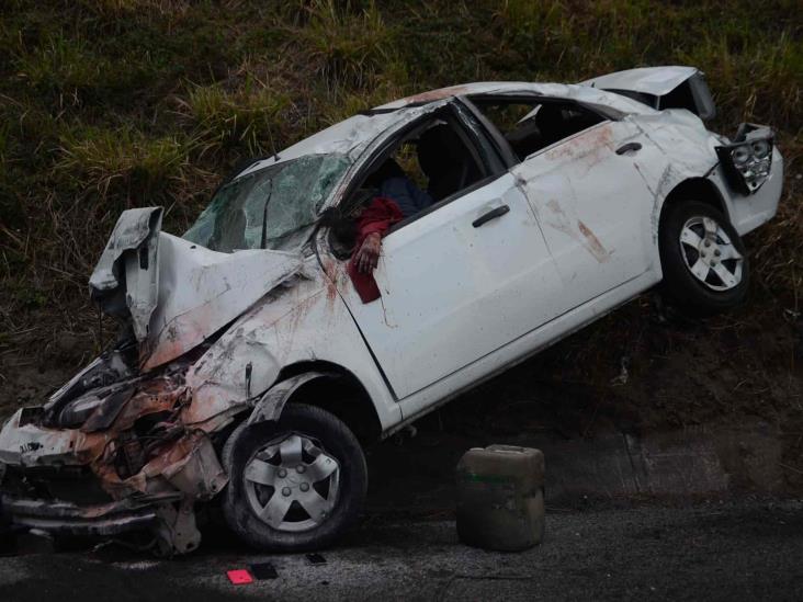 Vuelcan y pierden la vida dos jóvenes en carretera Veracruz-Cardel