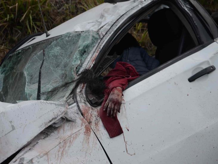 Vuelcan y pierden la vida dos jóvenes en carretera Veracruz-Cardel