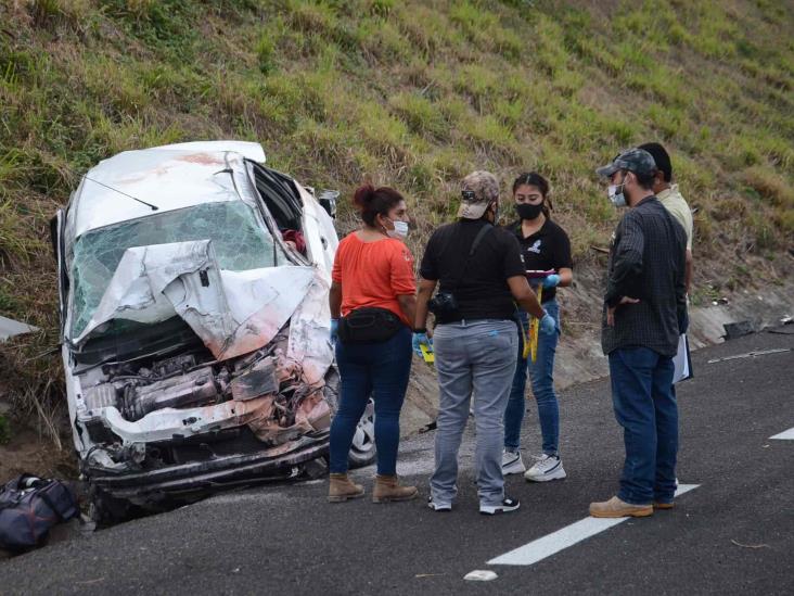 Vuelcan y pierden la vida dos jóvenes en carretera Veracruz-Cardel