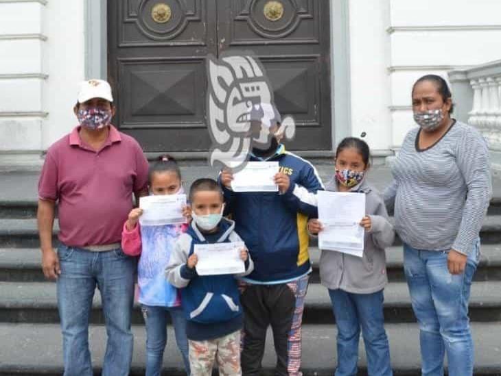 Aprende a leer y a escribir con una vara en la tierra