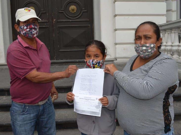 Aprende a leer y a escribir con una vara en la tierra