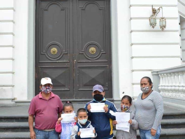 Aprende a leer y a escribir con una vara en la tierra