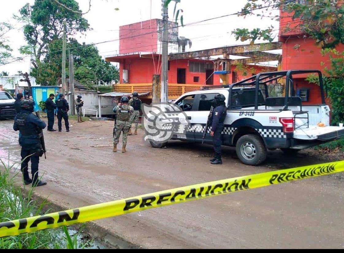 Hallan dos unidades robadas y huachicol en viejo hotel de Coatza