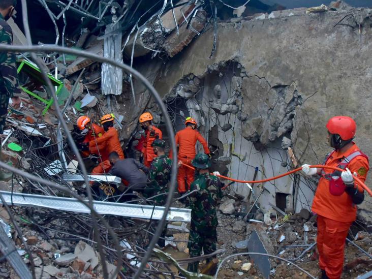 Arroja 42 muertos sismo en Indonesia