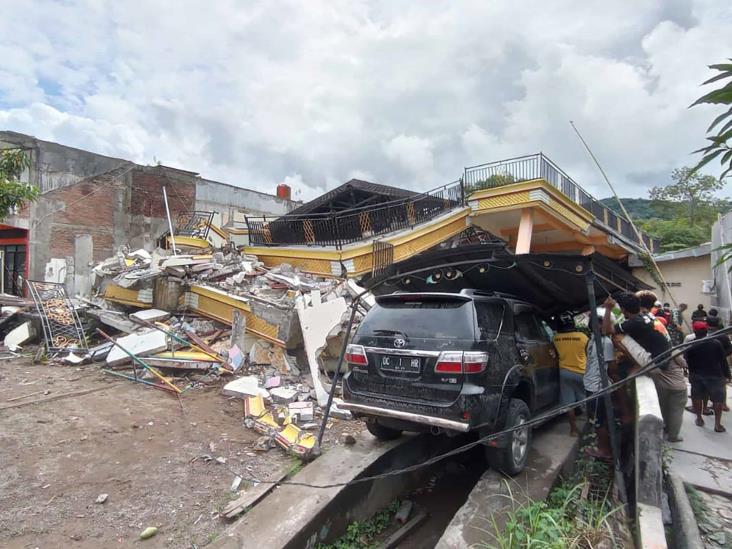 Arroja 42 muertos sismo en Indonesia