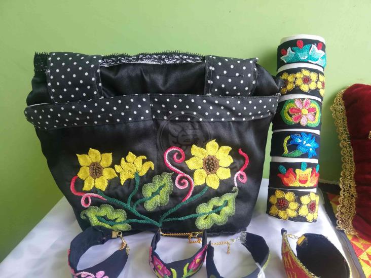 Artesano porteño elabora accesorios al estilo del Istmo de Tehuantepec 