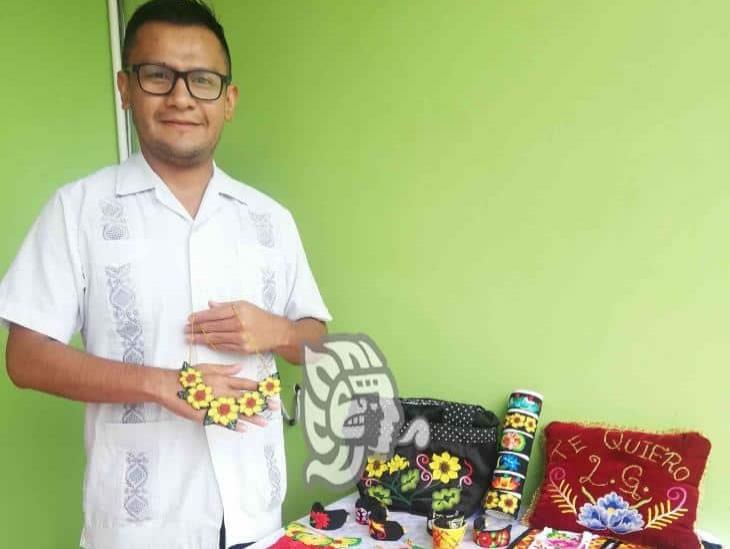 Artesano porteño elabora accesorios al estilo del Istmo de Tehuantepec 