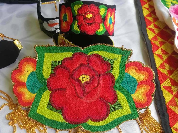 Artesano porteño elabora accesorios al estilo del Istmo de Tehuantepec 