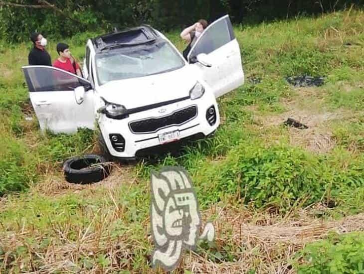 Vuelca automovilista sobre la autopista en Acayucan