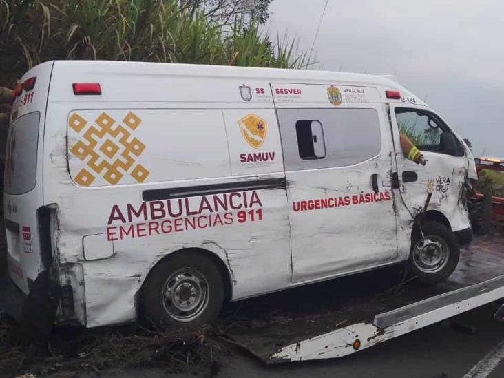 Vuelca ambulancia de Samuv en libramiento de Yanga