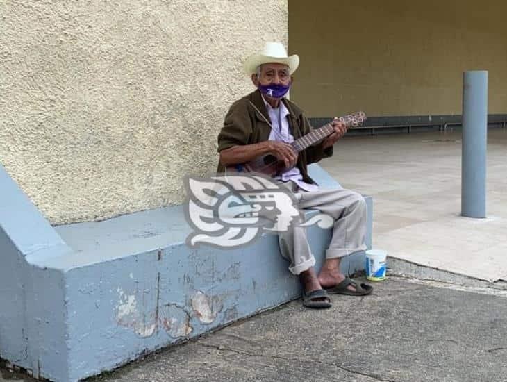 Don Eligio se gana la vida conservando tradición del Son Jarocho